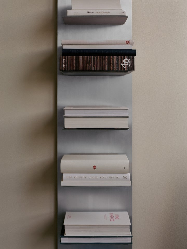 Elegantes Lager Wandregal Tall aus Aluminium von Ferm Living, ideal für stilvolle Wandgestaltung und praktische Aufbewahrung.