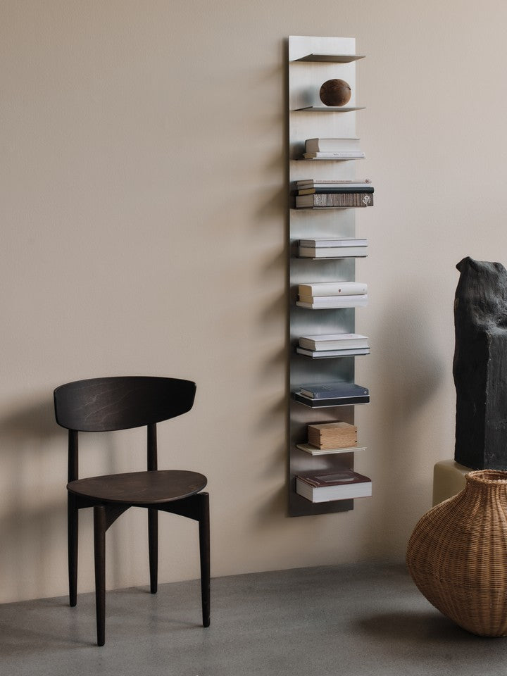 Elegantes Wandregal Tall von Ferm Living, aus hochwertigem Aluminium, ideal für stilvolle Akzente und effiziente Raumnutzung.