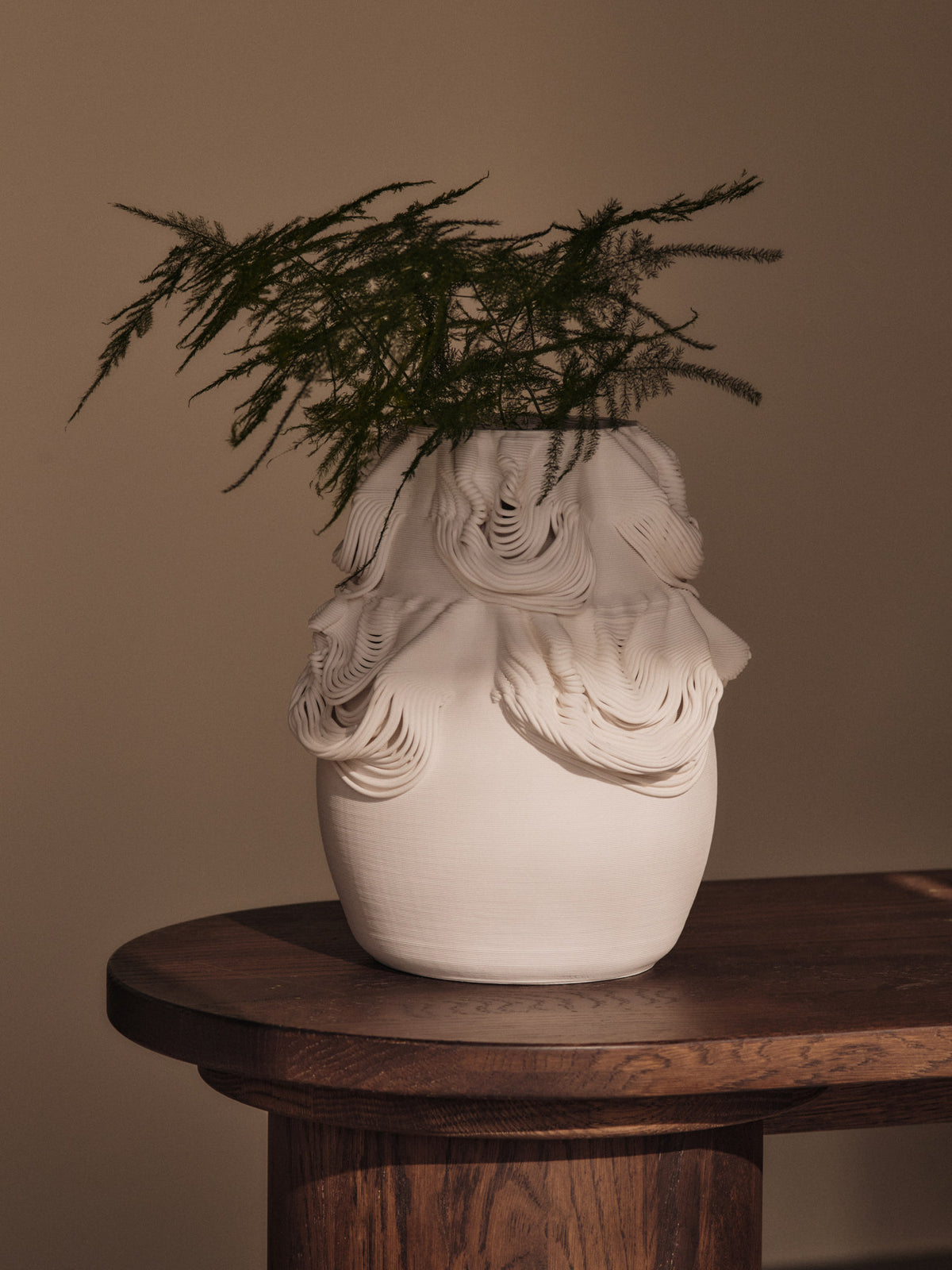 Drisca Vase H23 in Off-White präsentiert im Onlineshop von KAQTU Design AG. Vase ist von Ferm Living