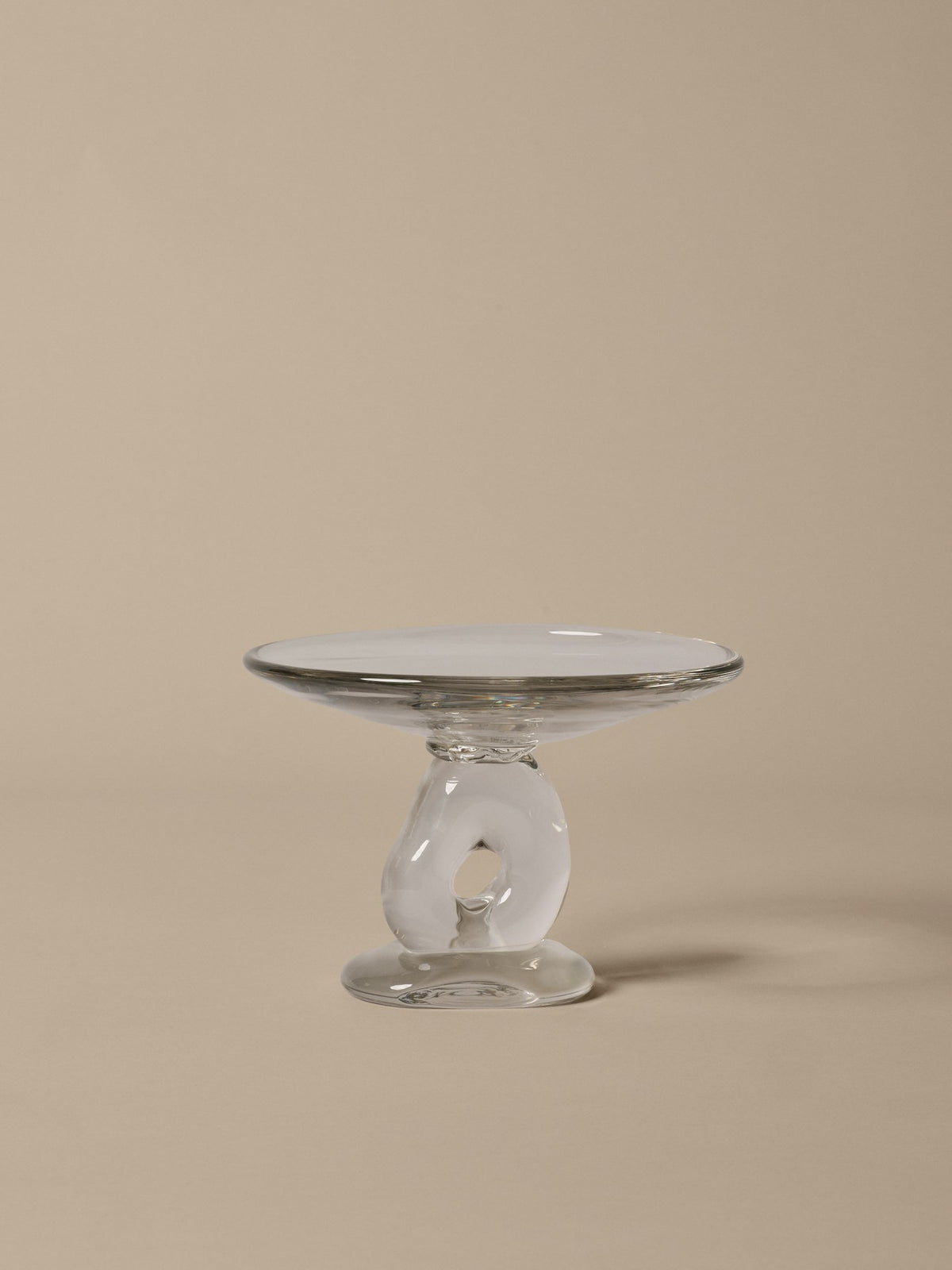 Damo Glas-Tafelaufsatz von Ferm Living, Tortenplatte aus mundgeblasenem Massivglas in Klar, geschwungener Skulpturenfuss, handgefertigt