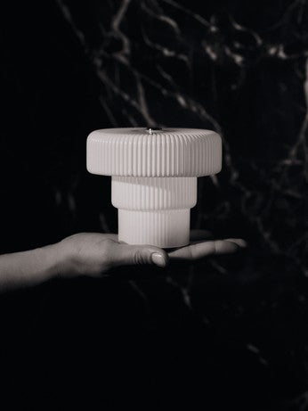 Elegante Ripple Tischlampe H10 in Weiß von Ferm Living, ideal für stimmungsvolle Beleuchtung und vielseitige Einsatzmöglichkeiten.
