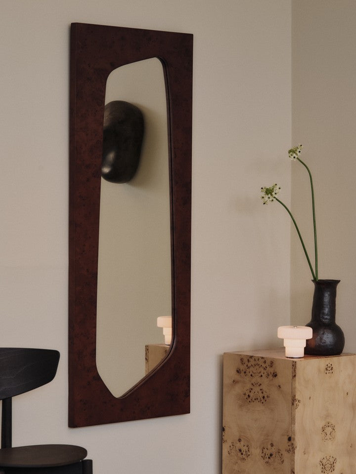 Stilvolle tragbare Tischlampe Ripple H10 in sanftem Weiß von Ferm Living, perfekt für gemütliche Abende und moderne Wohnräume.