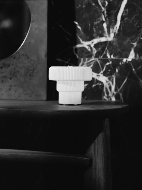 Elegante tragbare Tischlampe Ripple H10 in zartem Weiß von Ferm Living, ideal für stimmungsvolle Beleuchtung und zeitgemäße Einrichtung.