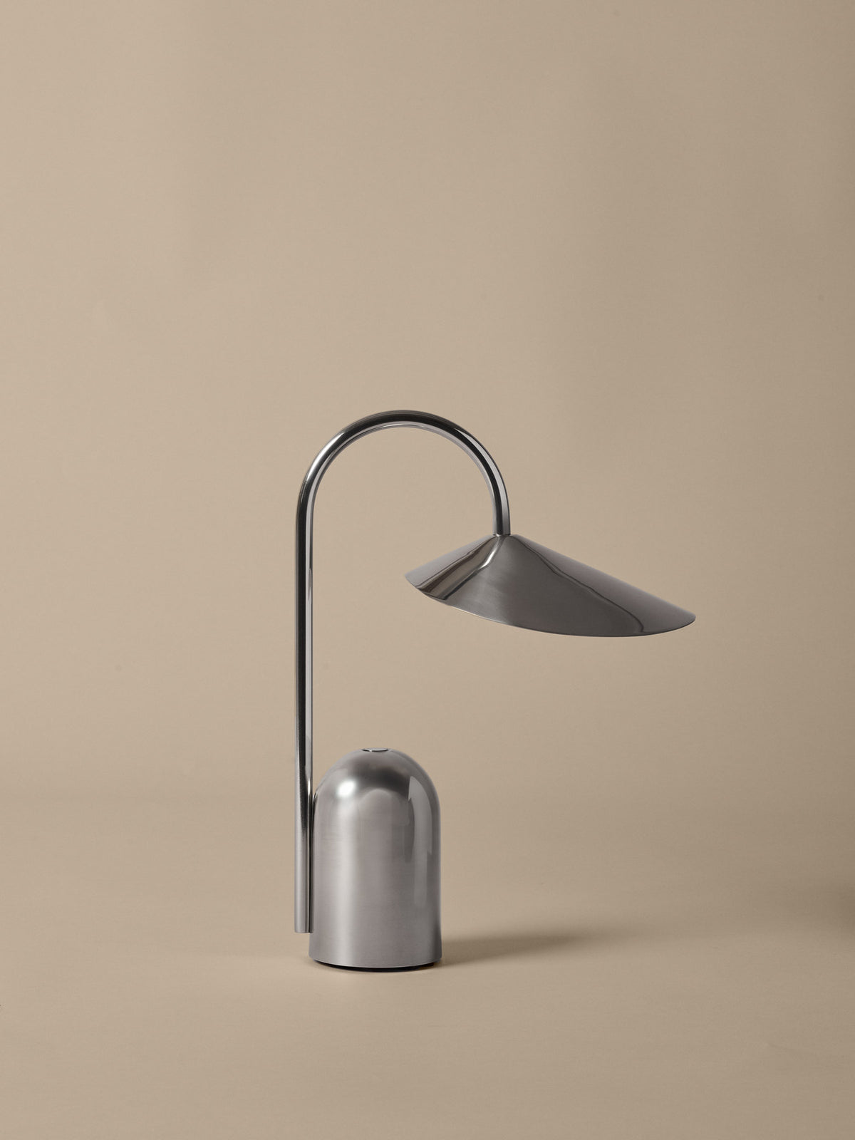 Arum portable Tischleuchte in Stainless Steel präsentiert im Onlineshop von KAQTU Design AG. Tischleuchte ist von Ferm Living