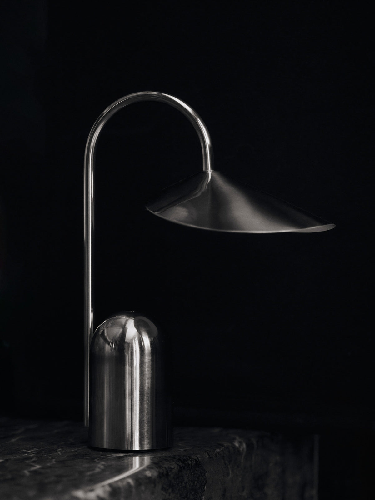 Arum portable Tischleuchte in Stainless Steel präsentiert im Onlineshop von KAQTU Design AG. Tischleuchte ist von Ferm Living