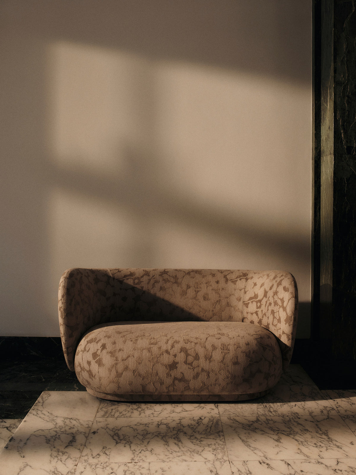 Rico 2er Sofa von Ferm Living mit runder Form, weichen Konturen und Stoffbezug