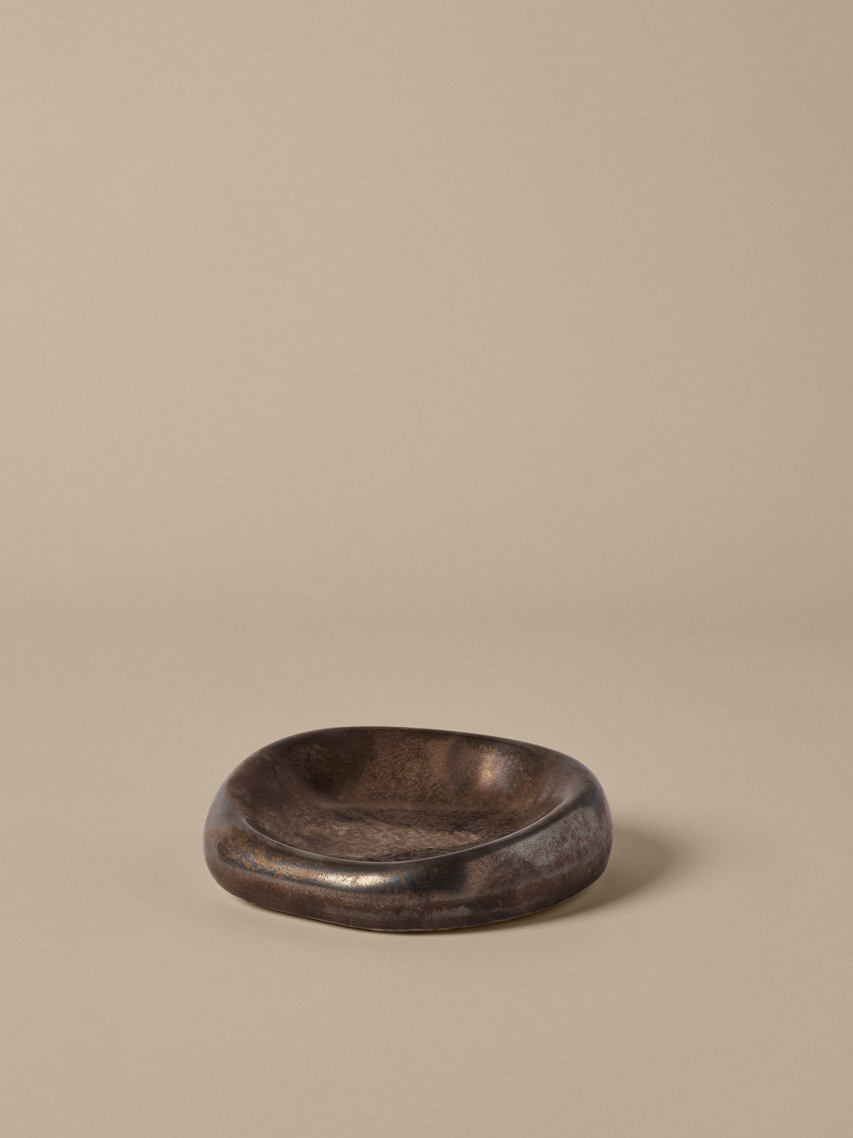 Bellure Bowl Ø17 in Rustic Bronze präsentiert im Onlineshop von KAQTU Design AG. Schale ist von Ferm Living