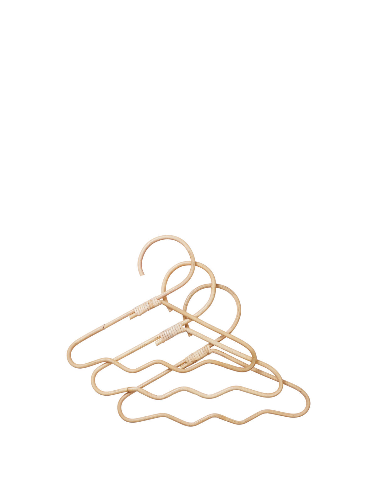 Wavi Clothes Hangers Set of 3 in Natural präsentiert im Onlineshop von KAQTU Design AG. Kleiderbügel ist von Ferm Living