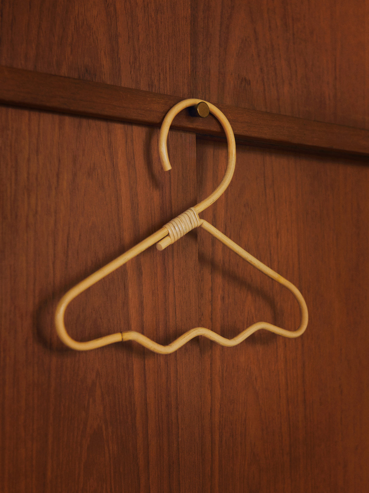 Wavi Clothes Hangers Set of 3 in Natural präsentiert im Onlineshop von KAQTU Design AG. Kleiderbügel ist von Ferm Living