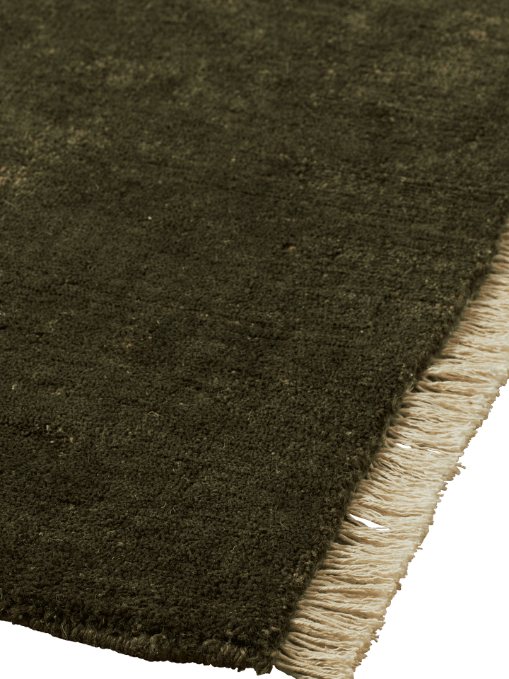 Natürlicher Firth Jute Teppich in Dunkeloliv, 170 x 240 cm, perfekt für gemütliche und moderne Wohnambiente von Ferm Living.
