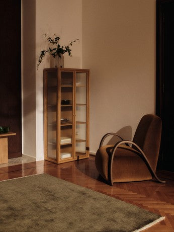 Eleganter Firth Jute Teppich in Dunkeloliv, 170 x 240 cm, ideal für stilvolle Wohnräume, präsentiert von Ferm Living.
