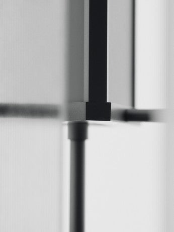 Moderne Oeste Pendellampe von Ferm Living, gefertigt aus klarem Glas, perfektes Lichtobjekt für stilvolle Innenräume.