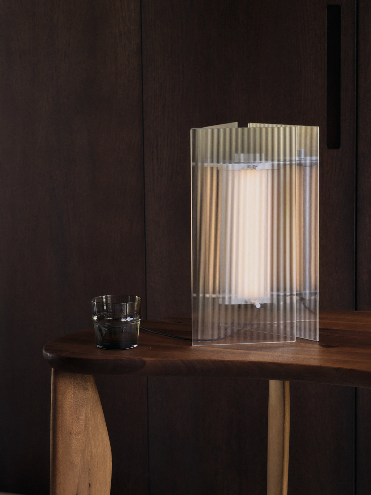 Oeste Tischlampe in Clear Glass präsentiert im Onlineshop von KAQTU Design AG. Tischleuchte ist von Ferm Living