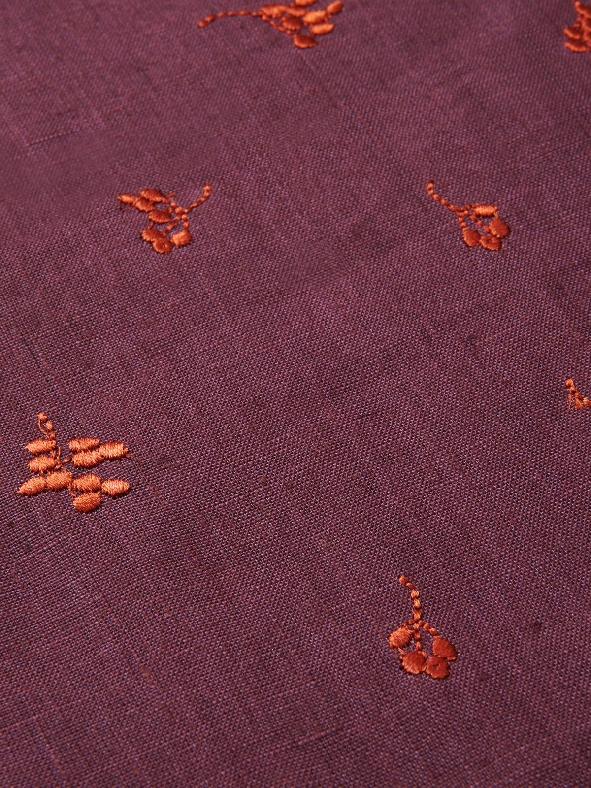 Tischläufer Baies aus 100% Leinen in Dunkle Traube/Pikantes Rot mit floraler Stickerei und gesäumten Kanten, Baumwollrückseite.