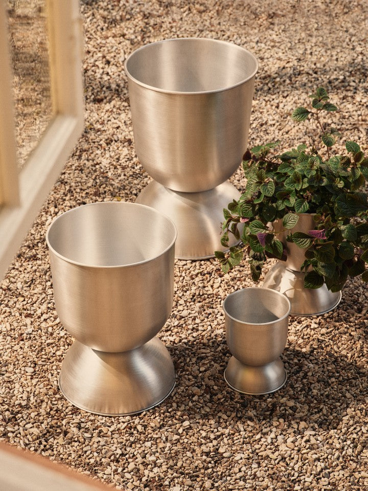 Eleganter Hourglass Pflanzentopf aus langlebigem Aluminium von Ferm Living, ideal für stilvolle Akzente in Ihrem Außenbereich.