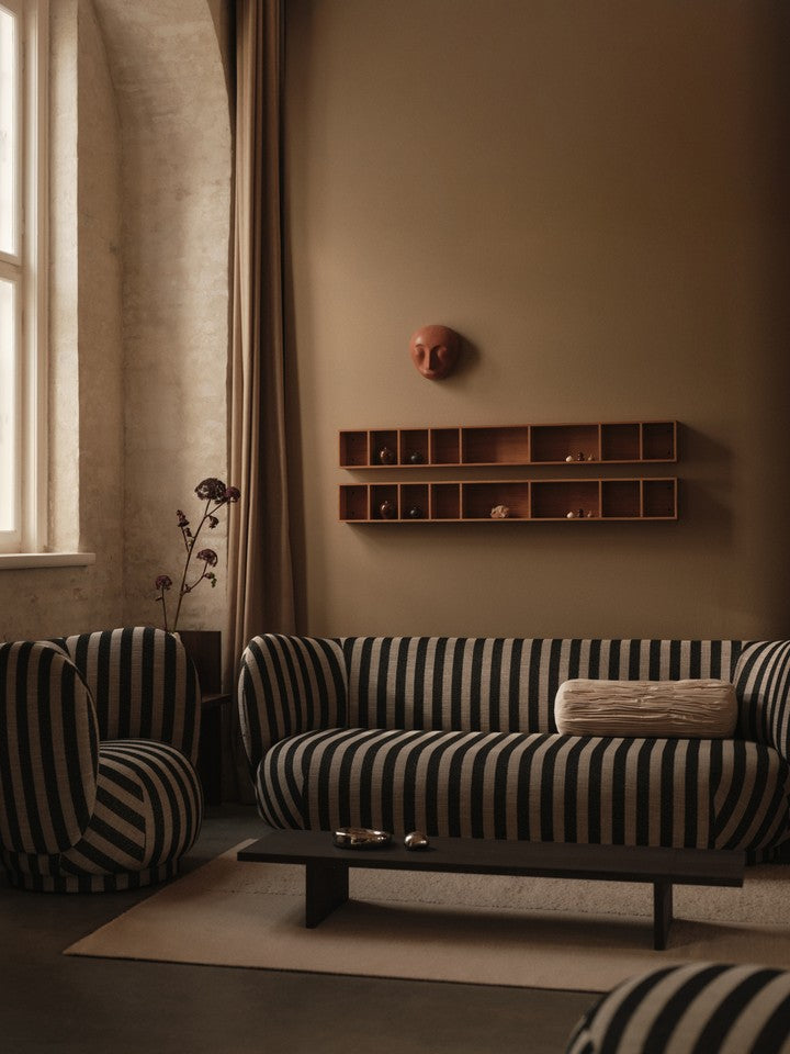 Elegantes Bolster Kissen mit Raffung von Ferm Living, ideal für stilvolle Akzente und einladende Wohnräume.