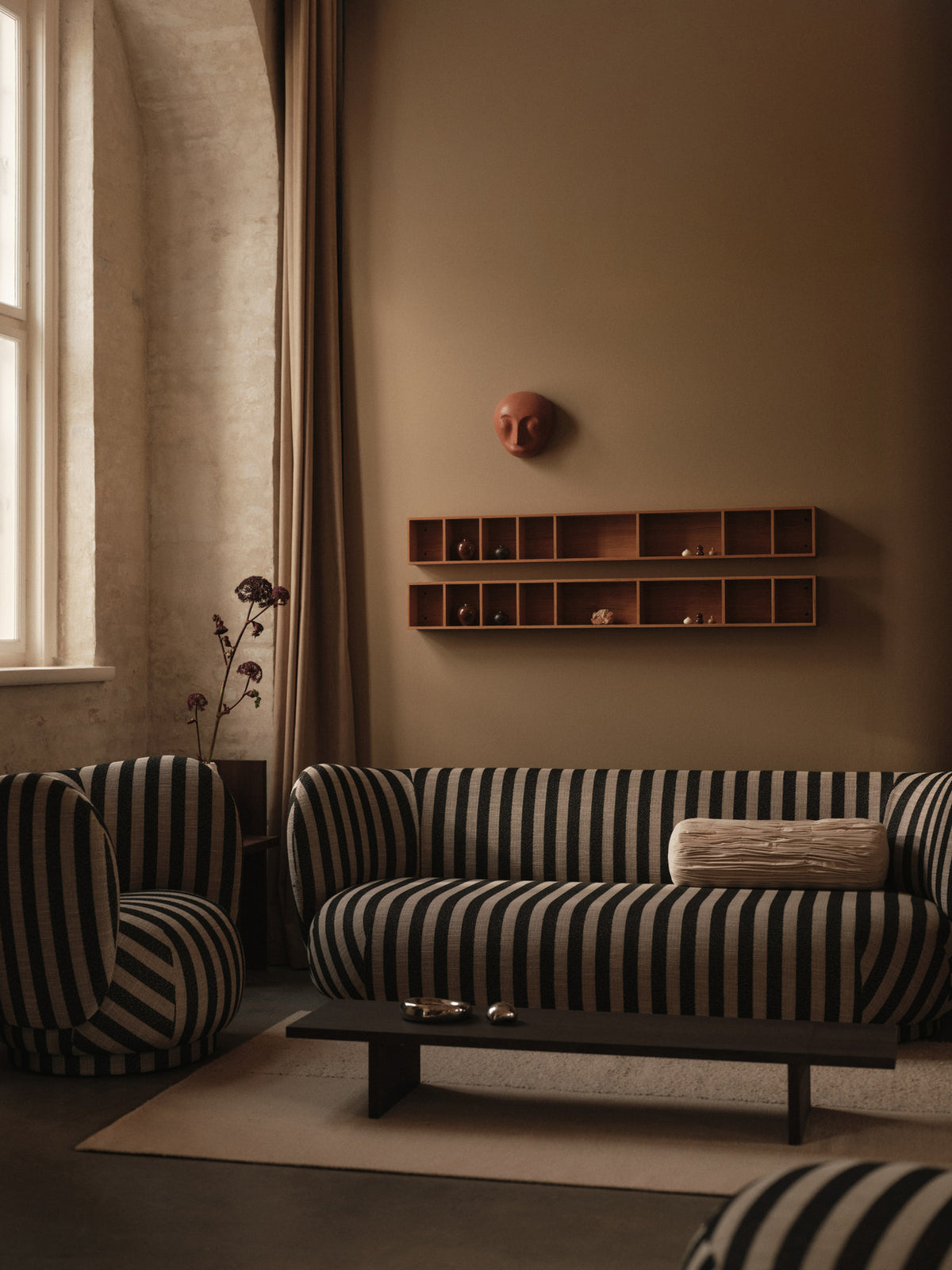 Falda Smocked Bolster Kissen in Undyed präsentiert im Onlineshop von KAQTU Design AG. Deko Kissen ist von Ferm Living