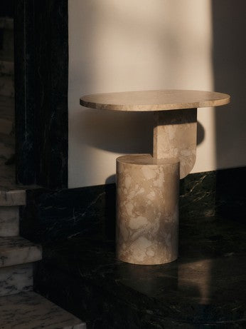 Eleganter Insert Beistelltisch Stone von Ferm Living in Sandfarbe, ideal für stilvolle Akzente in jedem Wohnraum.