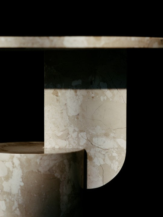 Moderner Insert Beistelltisch Stone von Ferm Living, gefertigt aus edlen Naturmaterialien, perfekt für ein zeitgemäßes Wohnambiente.