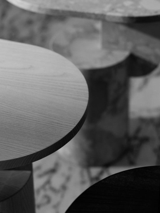 Eleganter Insert Beistelltisch Stone von Ferm Living, aus hochwertigem Naturstein, ideal für stilvolle Akzente in jedem Raum.