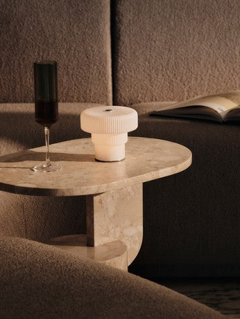 Moderner Insert Beistelltisch Stone von Ferm Living, gefertigt aus edlem Naturstein, perfekt für zeitgemäße Wohnräume und stilvolle Einrichtung.