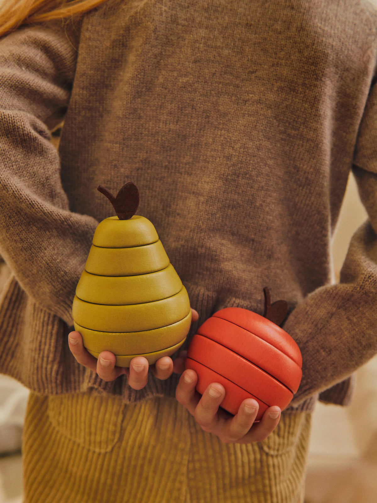 Stacking Apple and Pear Set of 2 in Multi präsentiert im Onlineshop von KAQTU Design AG. Spielzeug ist von Ferm Living