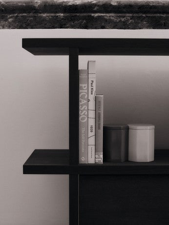 Elegantes Kona Bücherregal Cabinet Insert von Ferm Living in dunkler Ausführung, ideal für stilvolle Aufbewahrung und Präsentation.