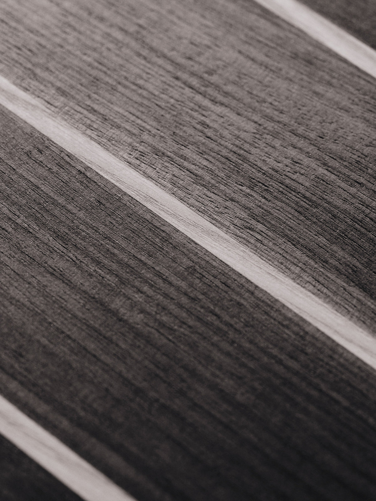 Stribe Cutting Board Fine in Nussbaum und Esche präsentiert im Onlineshop von KAQTU Design AG. Schneidebrett ist von Ferm Living