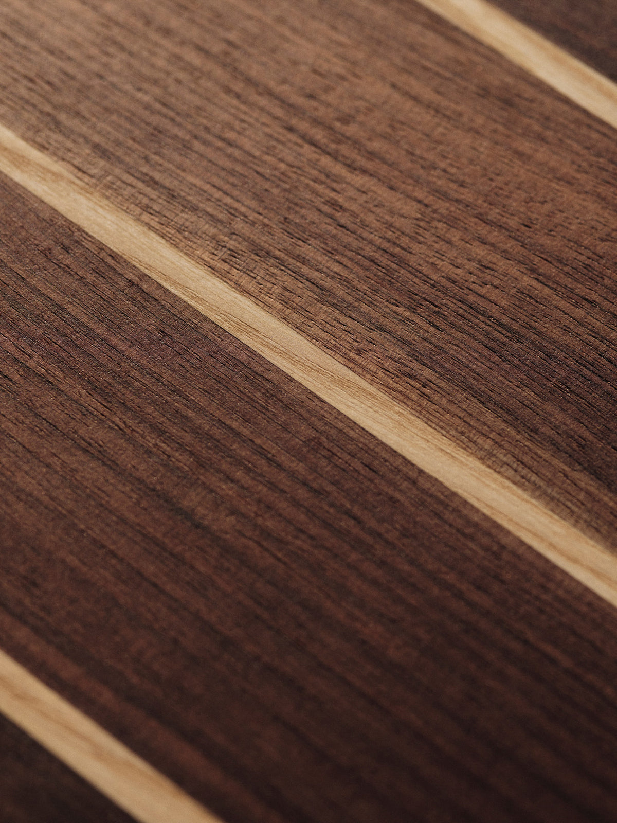 Stribe Cutting Board Fine in Nussbaum und Esche präsentiert im Onlineshop von KAQTU Design AG. Schneidebrett ist von Ferm Living