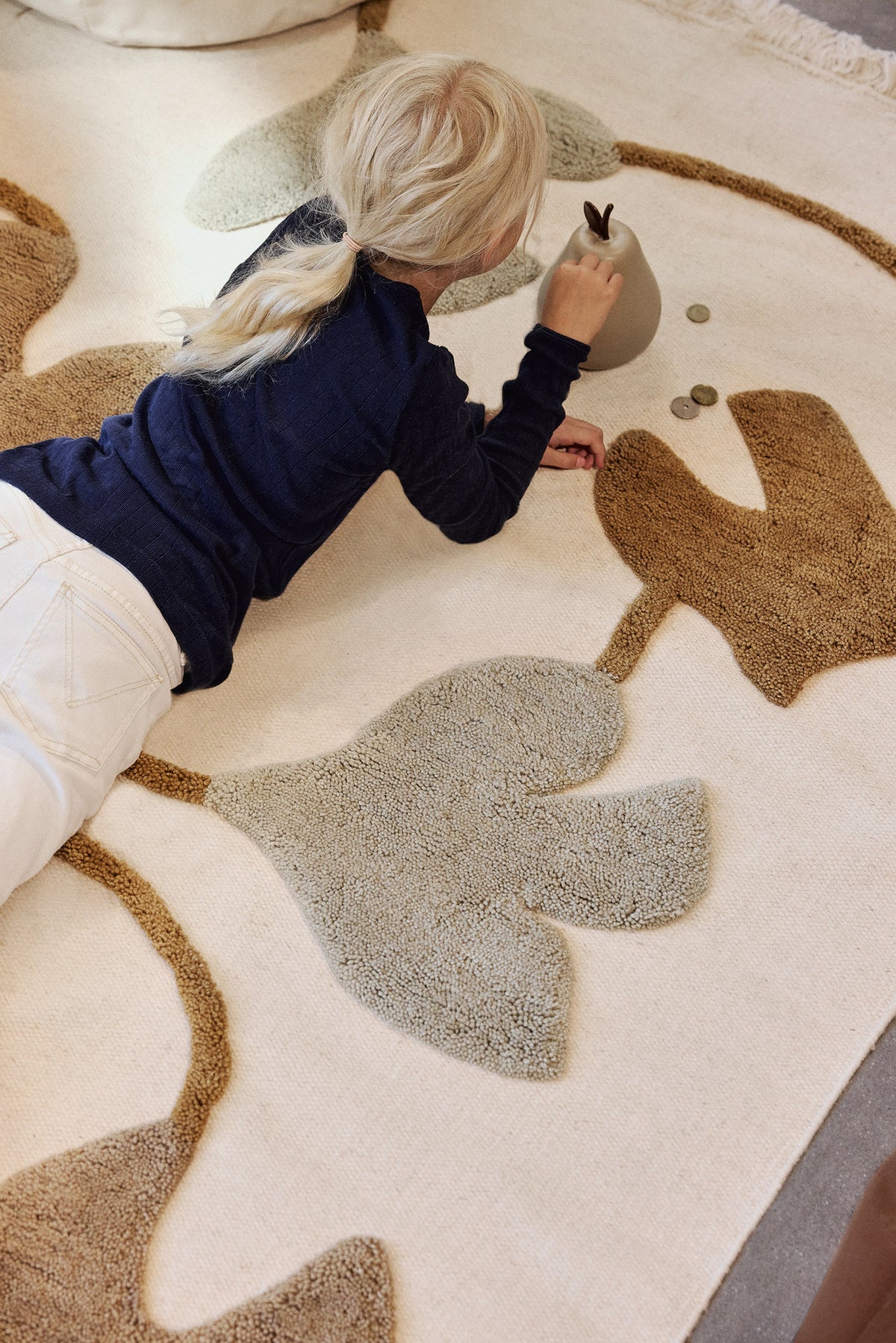 Swif Bird Wool Rug 140 x 200 in Multi präsentiert im Onlineshop von KAQTU Design AG. Teppich ist von Ferm Living
