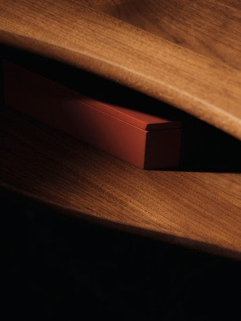 Eleganter Feve Konsolentisch aus Walnuss von Ferm Living, ideal für stilvolle Akzente in jedem Raum.