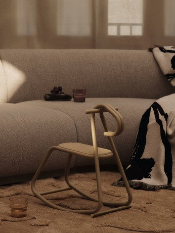 Lussi Schaukelpferd von Ferm Living in sanften Farben, ideal für Kinder zum Spielen und Entdecken. Stilvolles Design für jedes Kinderzimmer.