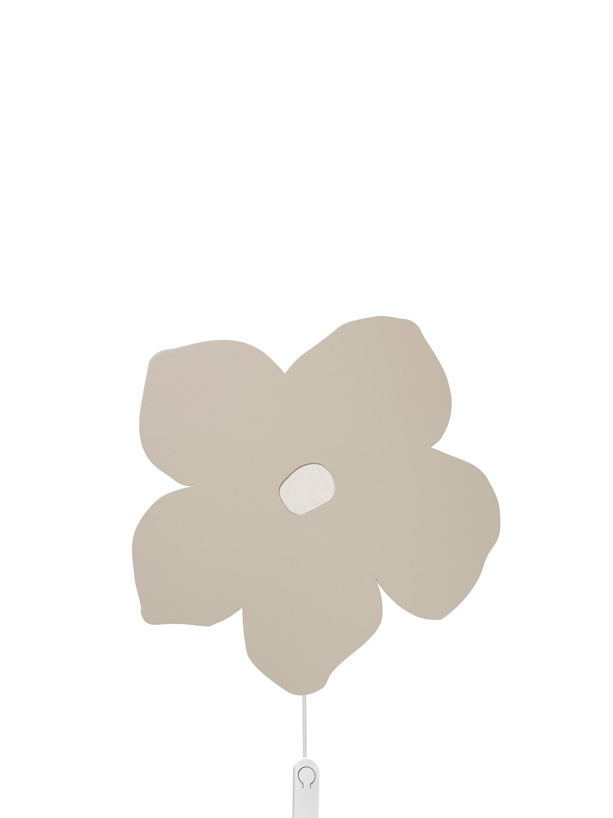 Wandleuchte Poesie von Ferm Living in Brown Clay, blumenförmig aus lackiertem Eichenfurnier, montiert an weisser Wand.