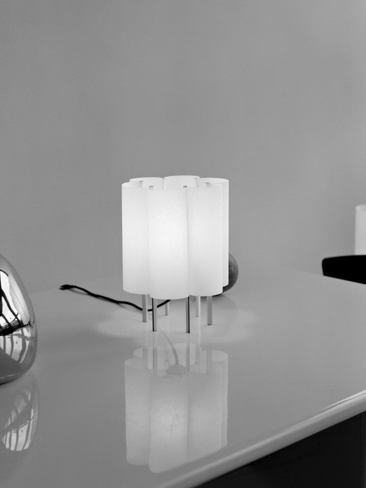 Elegante Boe Tischlampe H28 von Ferm Living in Silber und Naturholz, ideal für stilvolle Akzente in jedem Raum.