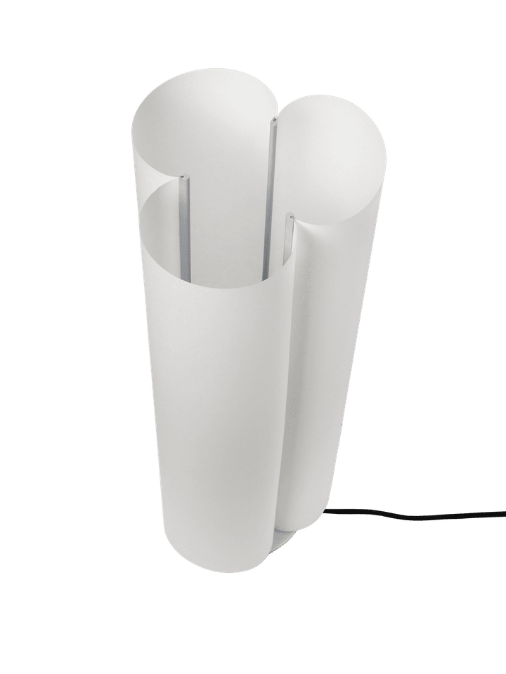 Elegante Boe Stehlampe H80 von Ferm Living in Silber und Naturholz, ideal für stilvolle Wohnräume und moderne Einrichtung.