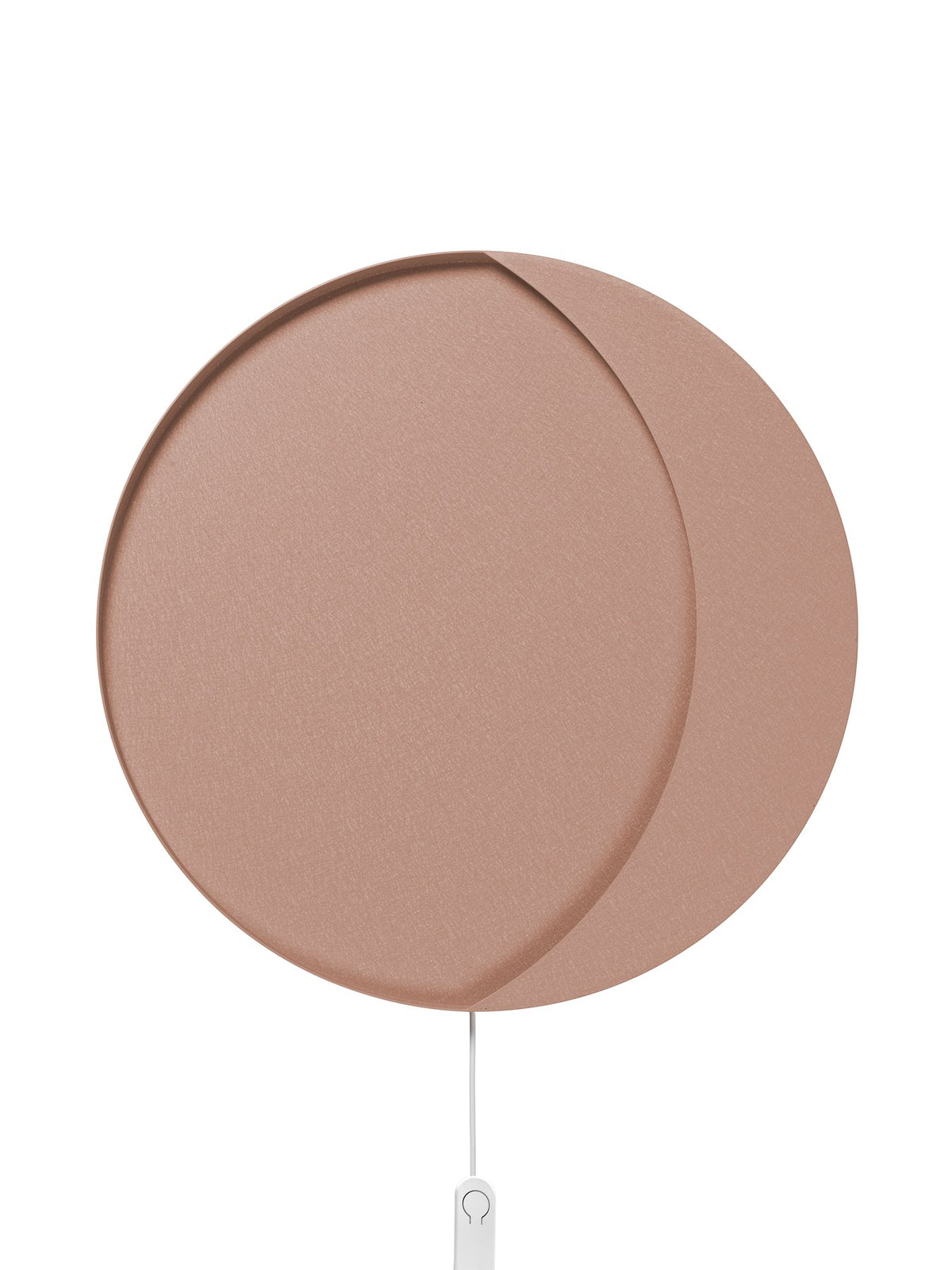Wandleuchte Neba von Ferm Living in Tea Green, mondsichelförmig aus pulverbeschichtetem Eisen, leicht abgesetzte Metallform an heller Wand.
