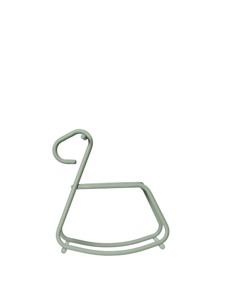 Lussi Schaukelpferd in zartem Tea Green, perfekt für Kinder, inspiriert zu kreativem Spiel und bietet ein modernes, elegantes Design von Ferm Living.