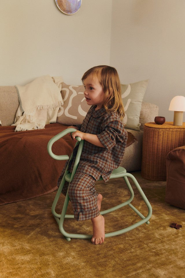 Lussi Schaukelpferd in sanftem Tea Green, ideal für Kinder, fördert Spiel und Fantasie, stilvolles Design von Ferm Living.