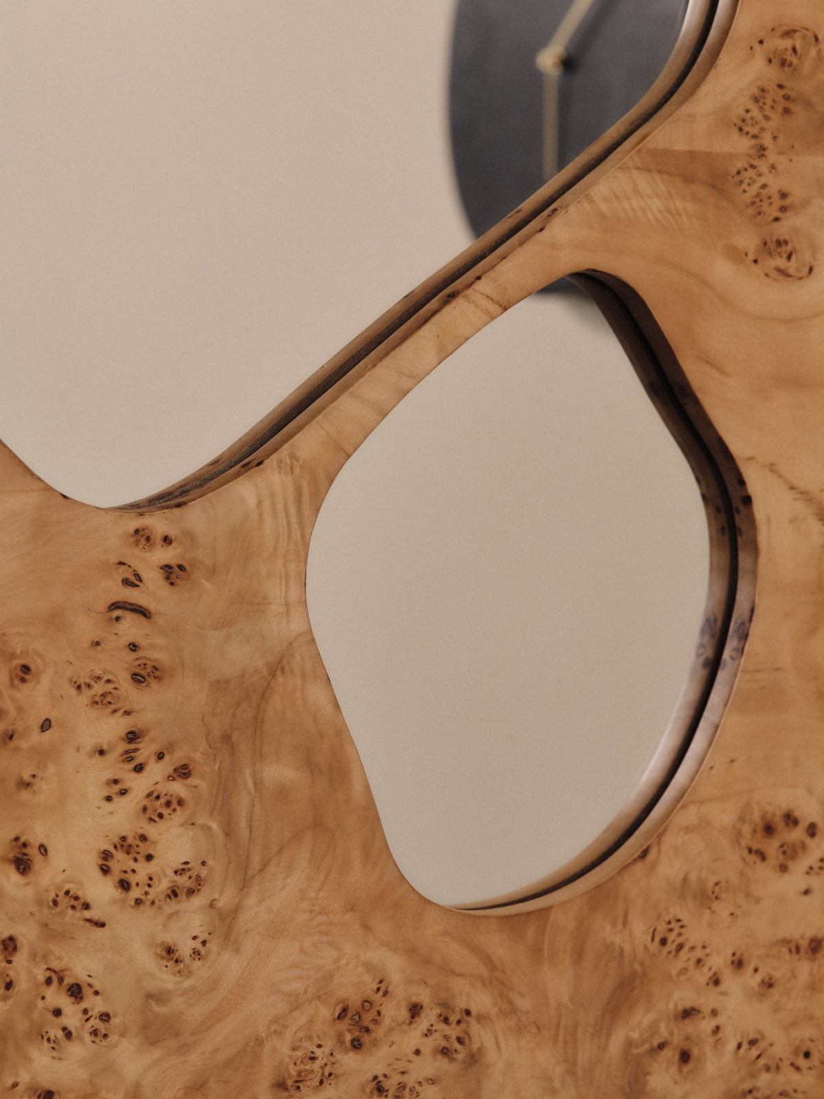Wandspiegel Folia aus Pappel-Burl-Furnier mit MDF-Kern, asymmetrische blattförmige Spiegel-Einlegearbeiten, Farbe Natural.