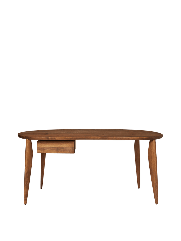 Eleganter Feve Schreibtisch von Ferm Living, gefertigt aus hochwertigem Walnussholz, ideal für inspirierende Arbeitsplätze und modernes Design.