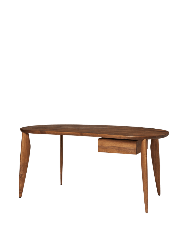 Eleganter Feve Schreibtisch von Ferm Living, gefertigt aus hochwertigem Walnussholz, ideal für inspirierende Arbeitsplätze und modernes Design.