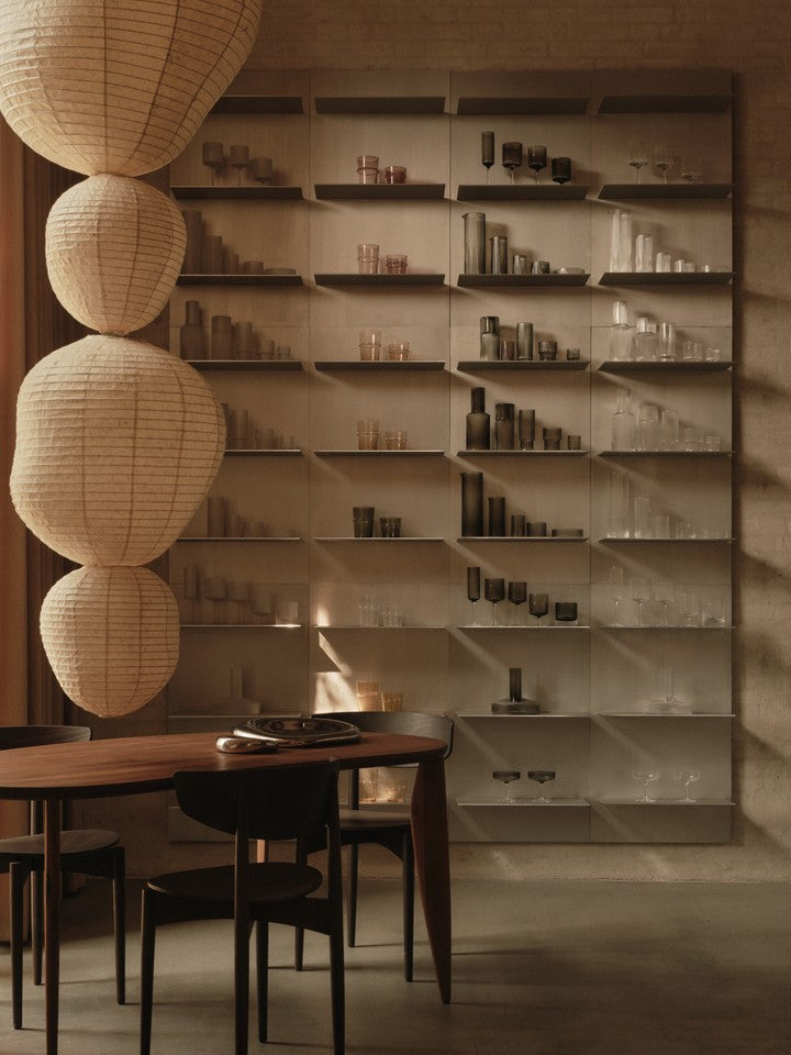 Eleganter Feve Schreibtisch von Ferm Living, gefertigt aus hochwertigem Walnussholz, ideal für stilvolle Büros und inspirierende Arbeitsumgebungen.