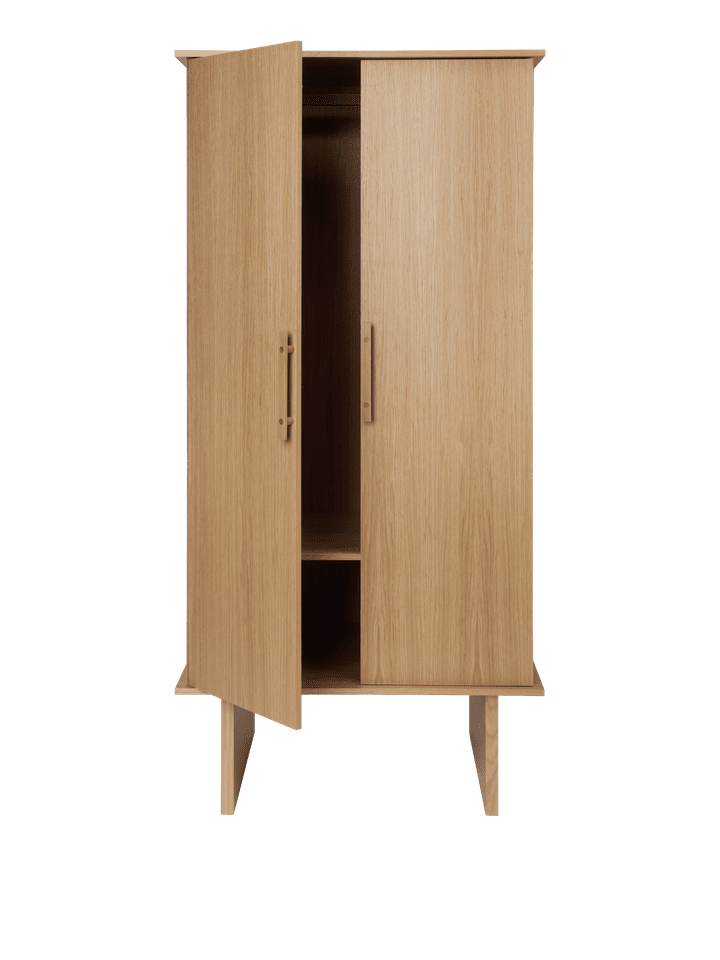 Elegante Stilt Wardrobe von Ferm Living, gefertigt aus edlem Holz, ideal für eine geschmackvolle und praktische Raumgestaltung.