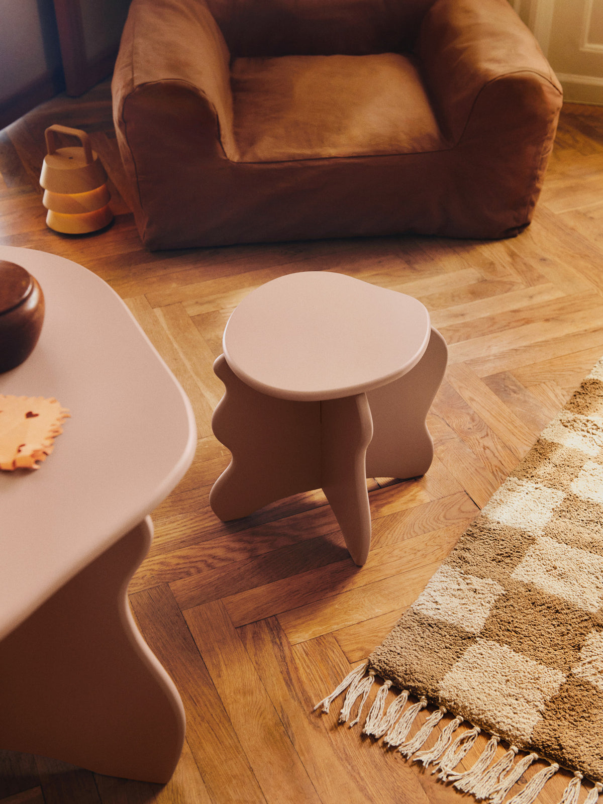Slope Hocker in Rose präsentiert im Onlineshop von KAQTU Design AG. Hocker ist von Ferm Living