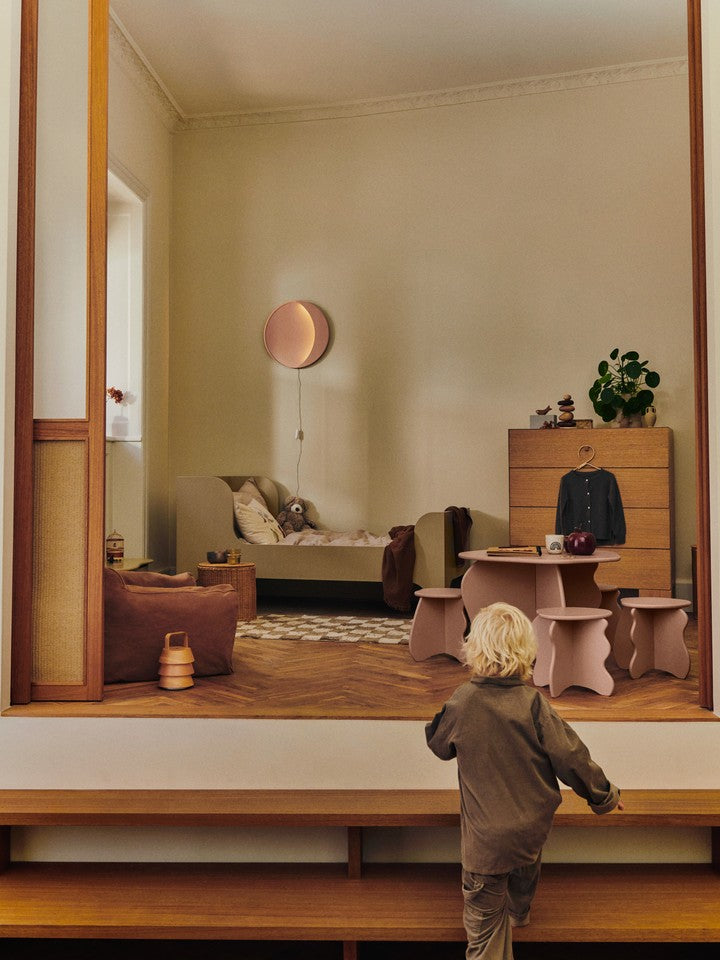 Slope Couchtisch in Rose präsentiert im Onlineshop von KAQTU Design AG. Schreibtisch ist von Ferm Living