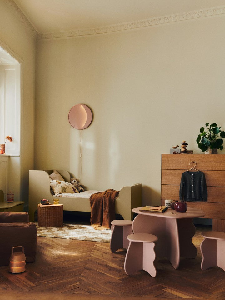 Slope Couchtisch in Rose präsentiert im Onlineshop von KAQTU Design AG. Schreibtisch ist von Ferm Living