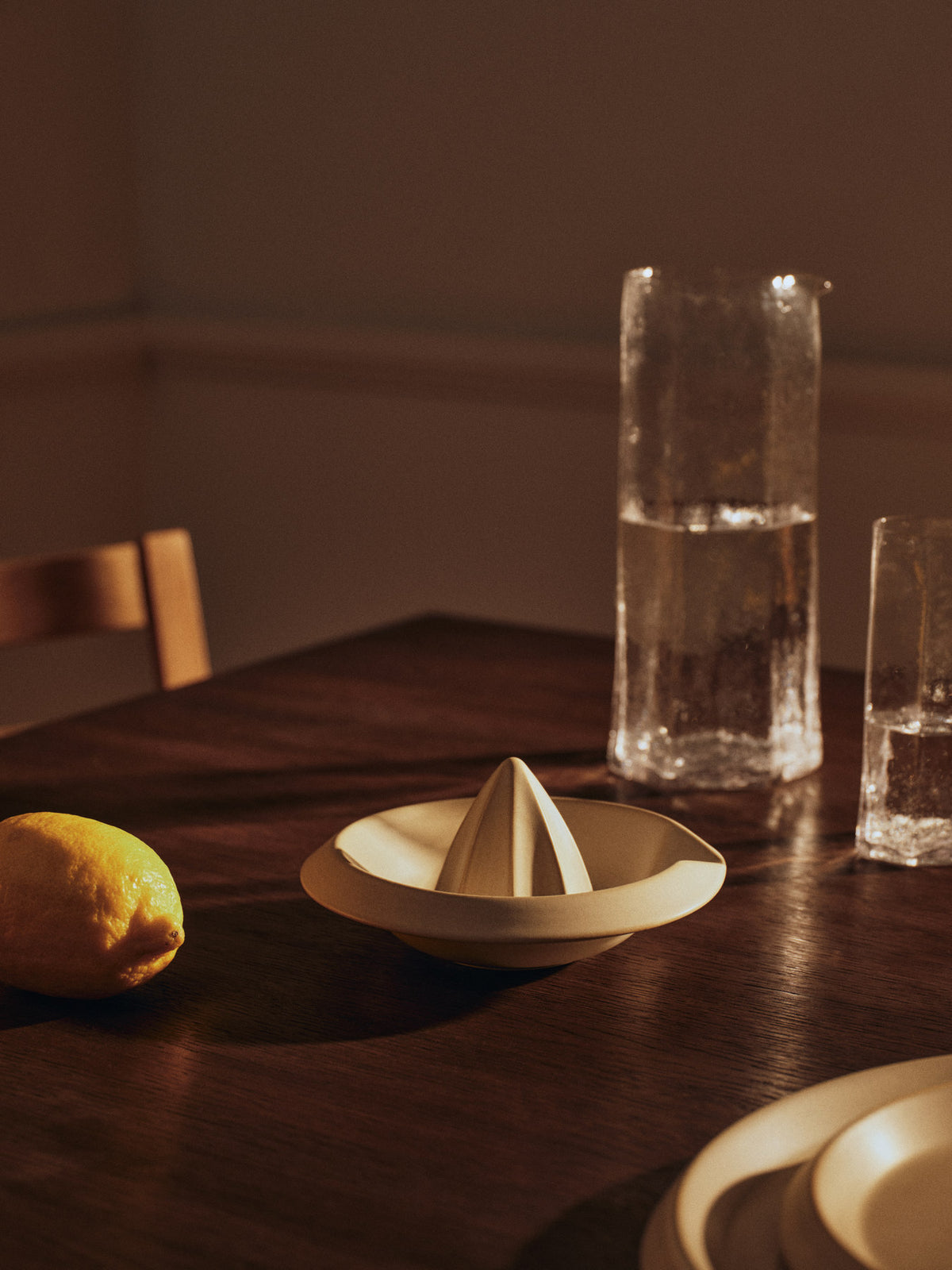 Erena Citrus Juicer in Cream präsentiert im Onlineshop von KAQTU Design AG. Zitronenpresse ist von Ferm Living