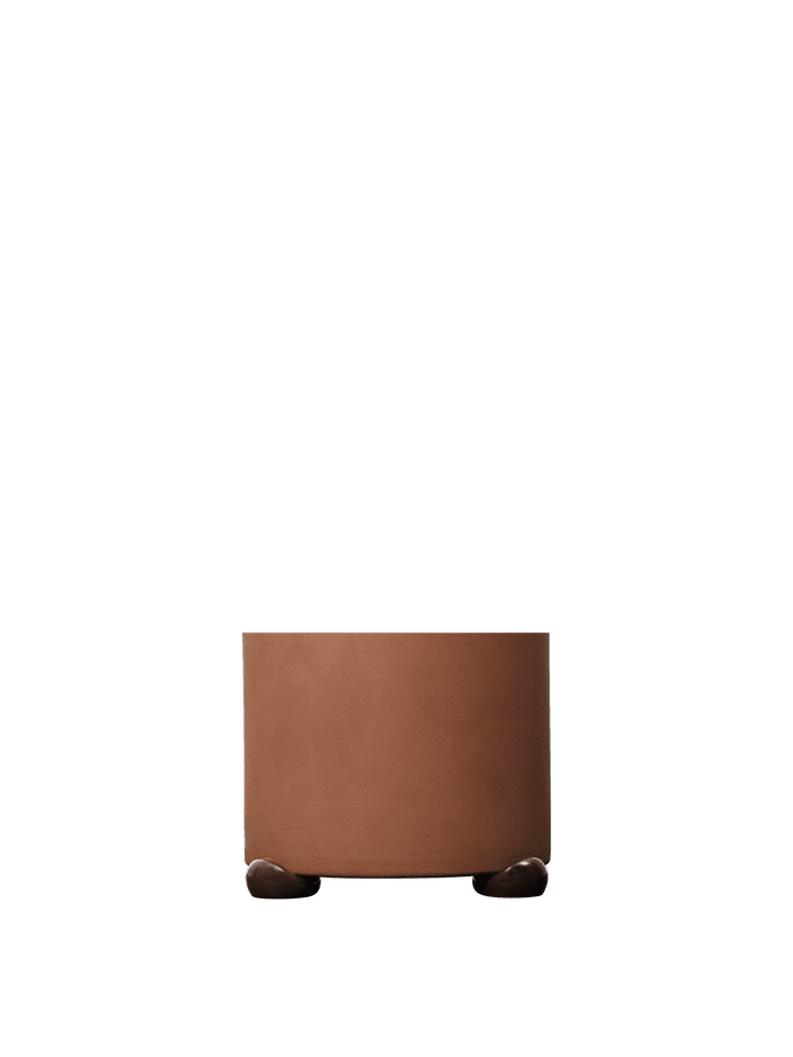 Elegantes Set aus 4 Blumentopffüßen in Carob Brown von Ferm Living, perfekt für stilvolle Pflanzenpräsentation und zeitgemäße Einrichtung.