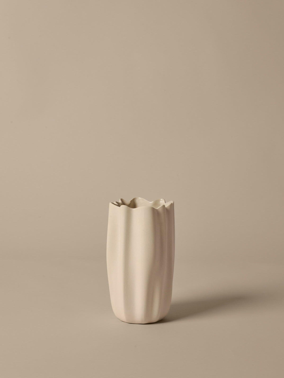 Nium Vase H23 in Off-White präsentiert im Onlineshop von KAQTU Design AG. Vase ist von Ferm Living