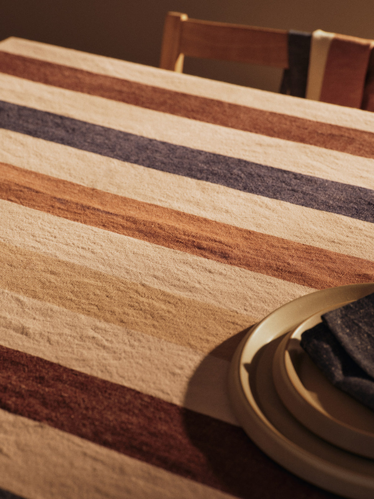 Hale Tablecloth Cashmere/Mocha/Indigo Blue in Cashmere/Mocha/Indigo Blue präsentiert im Onlineshop von KAQTU Design AG. Tischtuch ist von Ferm Living